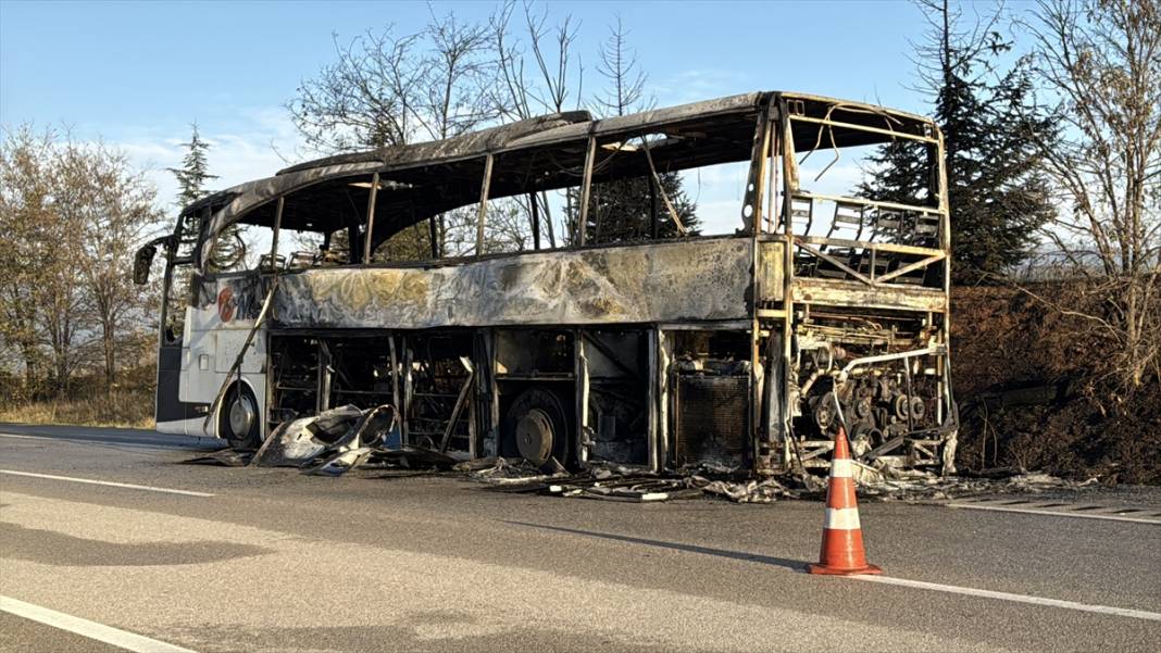 Yolcu otobüsü cayır cayır yandı! 30 yolcuyu şoförün dikkati kurtardı 3